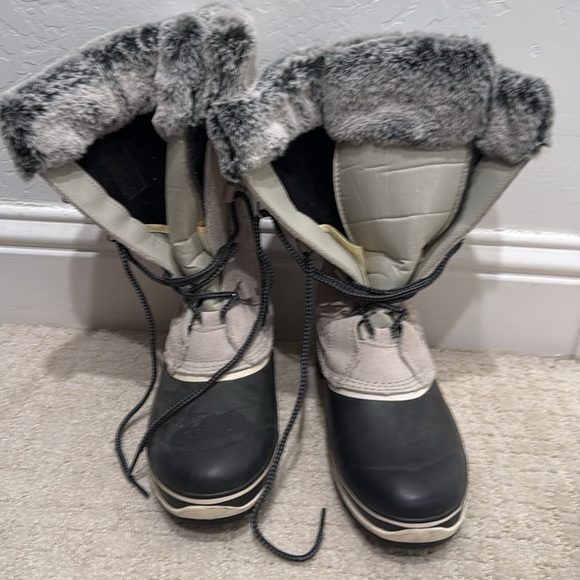 Women's Fur-Lined Winter Boots - Black and Grey - Picture 3 of 4